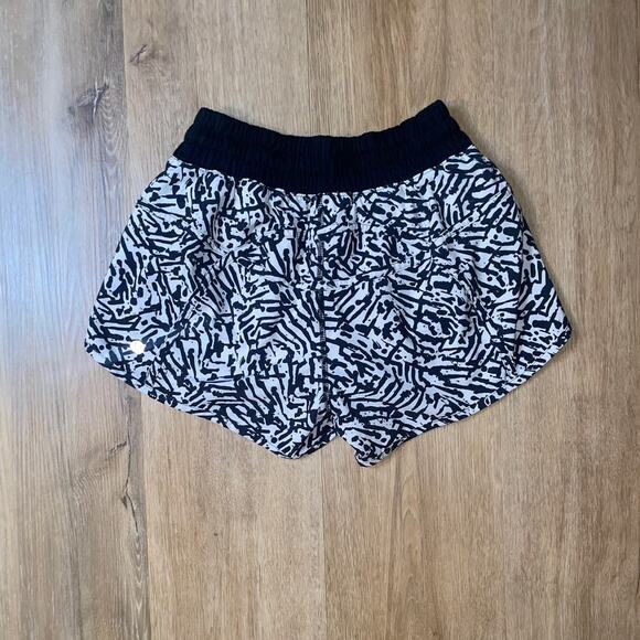 Lululemon Tracker Short III *4-way Stretch - Picture 16 of 16